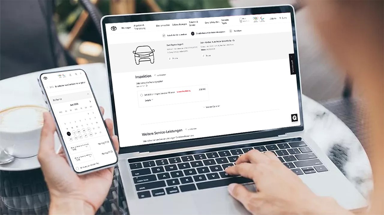 Service Termin wird online am Laptop und Smartphone gebucht
