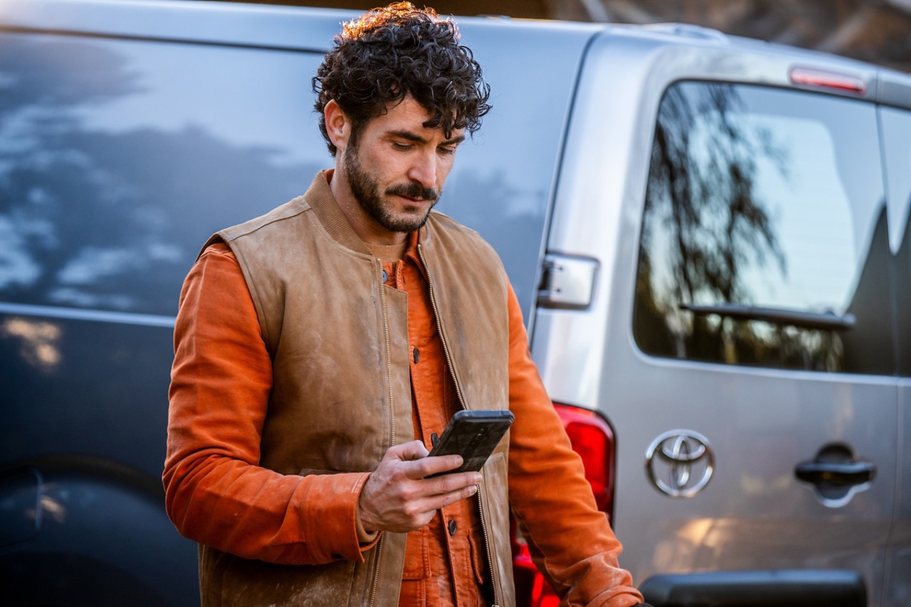 Mann hält Smartphone in der Hand