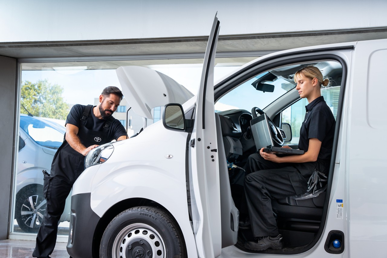 Mann und Frau bei der Inspektion eines Toyota's