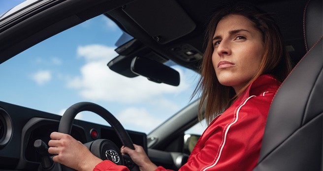 Frau am Steuer eines Toyotas