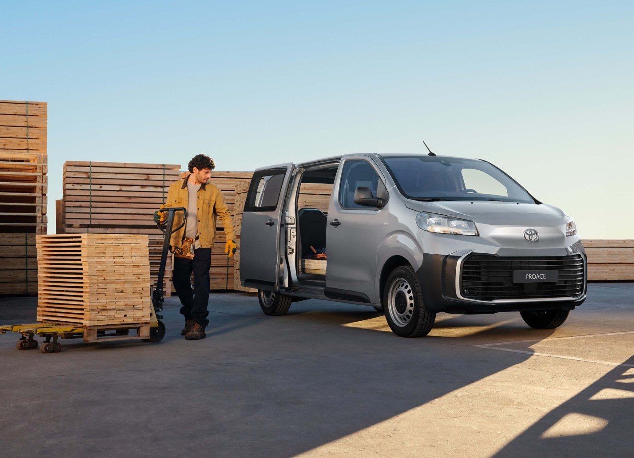 Eine Person lädt Paletten in einen Toyota Proace